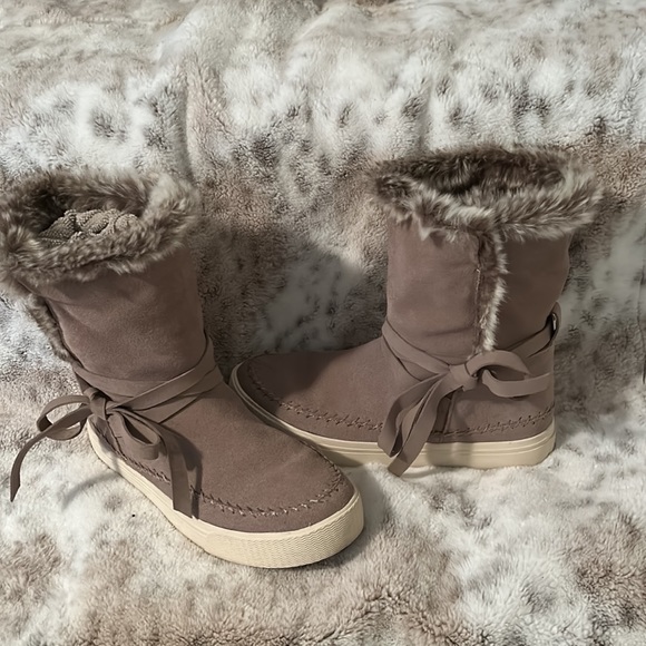TOMS suede boots with rubber soles size 7 - Picture 3 of 6